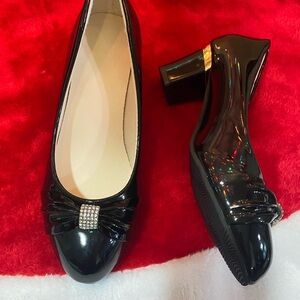 NWOT Never worn black small chunk heel party pump bow rhinestone  size 6.5